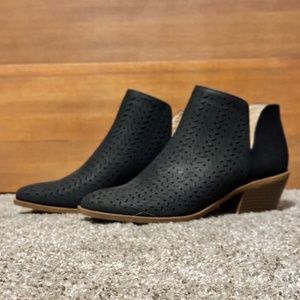 Lifestride Payton Black Faux suede ankle boot